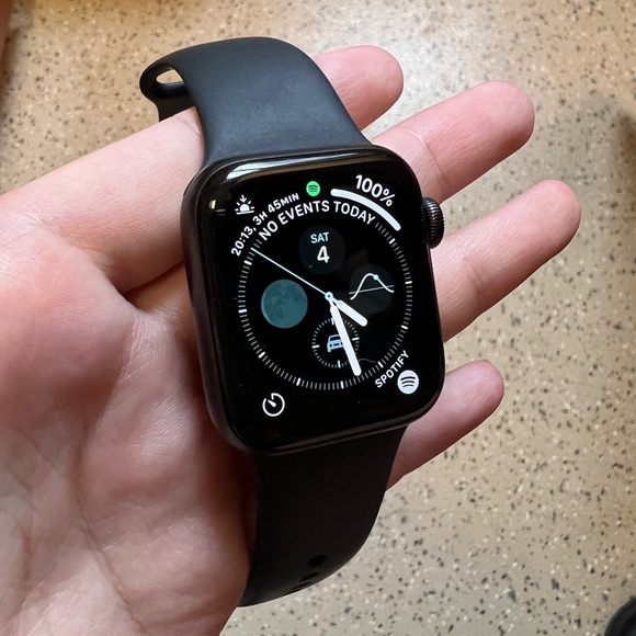 Apple Watch SE 40mm - Picture 1 of 3